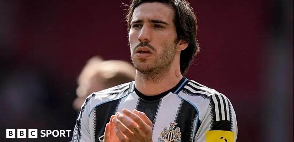 Jugador de Newcastle aplaudiendo durante el partido