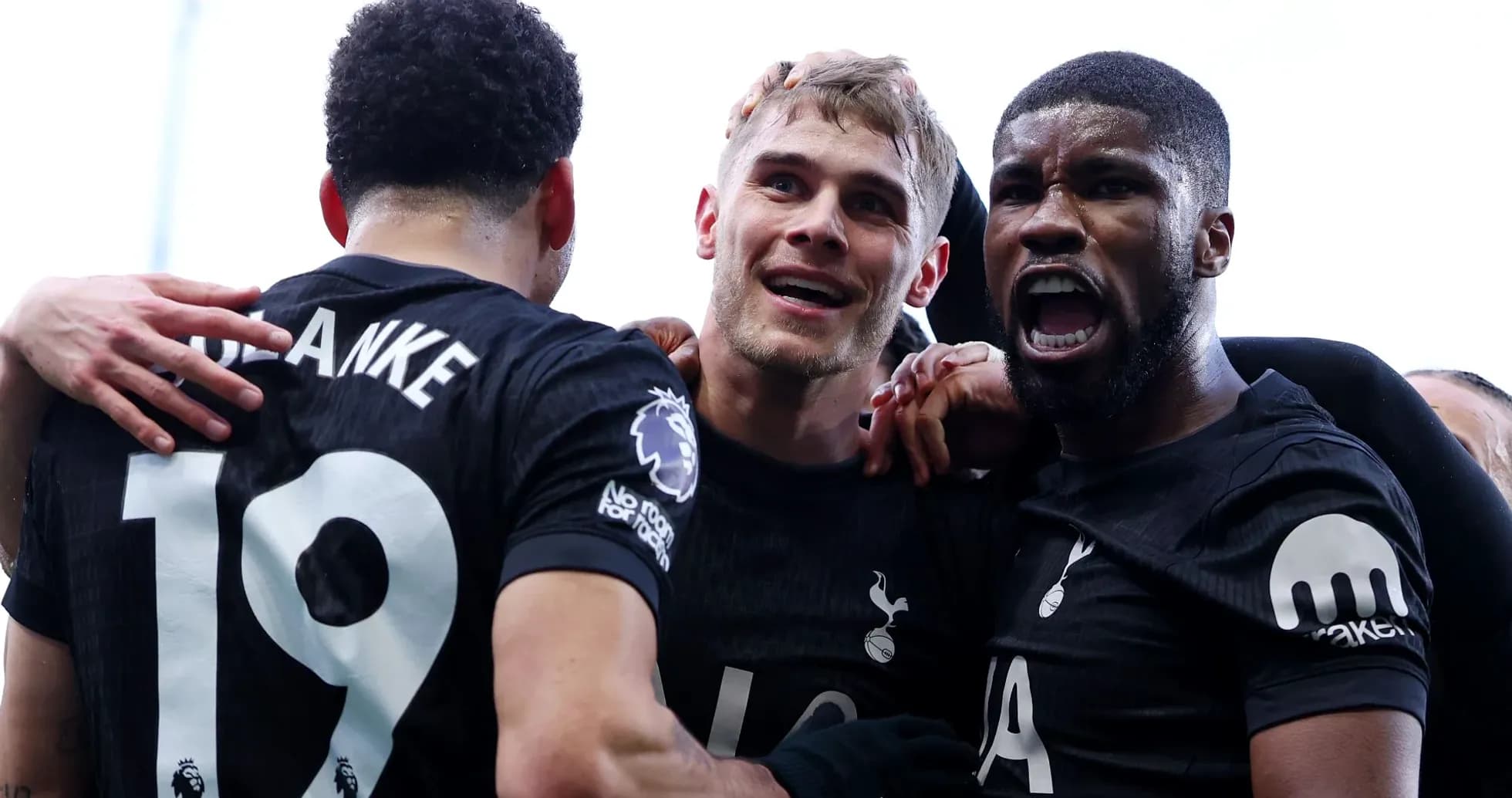 Jugadores de Tottenham celebrando un gol juntos