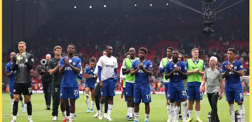 Jugadores de Chelsea aplaudiendo a los aficionados