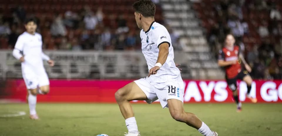 Jugador corriendo con el balón durante el partido