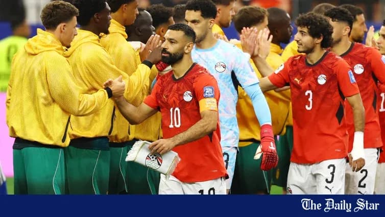 Jugadores de Egipto saludando a sus rivales