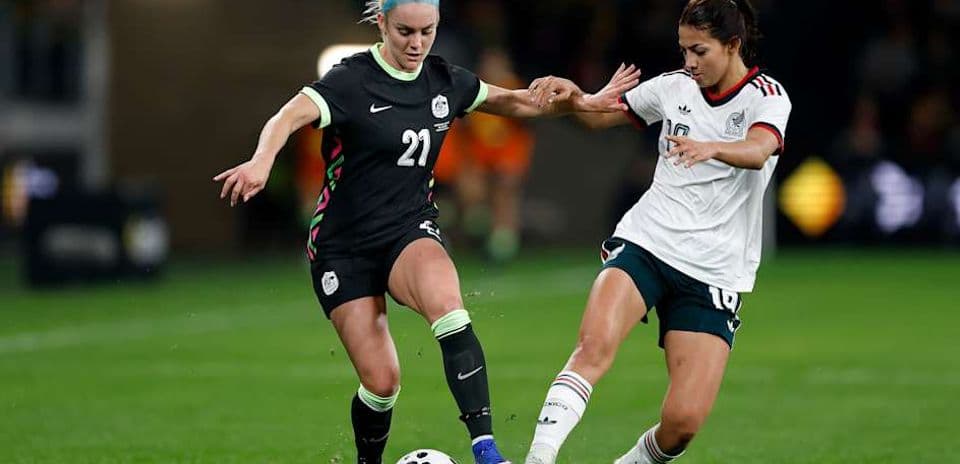 Jugadora de México intentando recuperar el balón