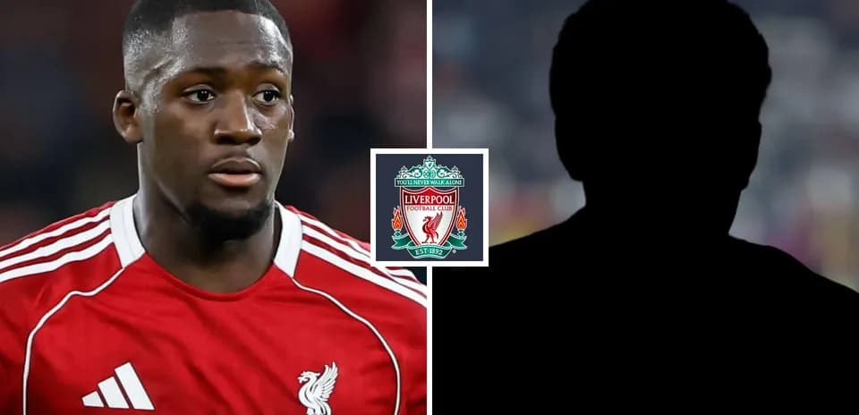 Jugador de Liverpool con camiseta roja y logo del club
