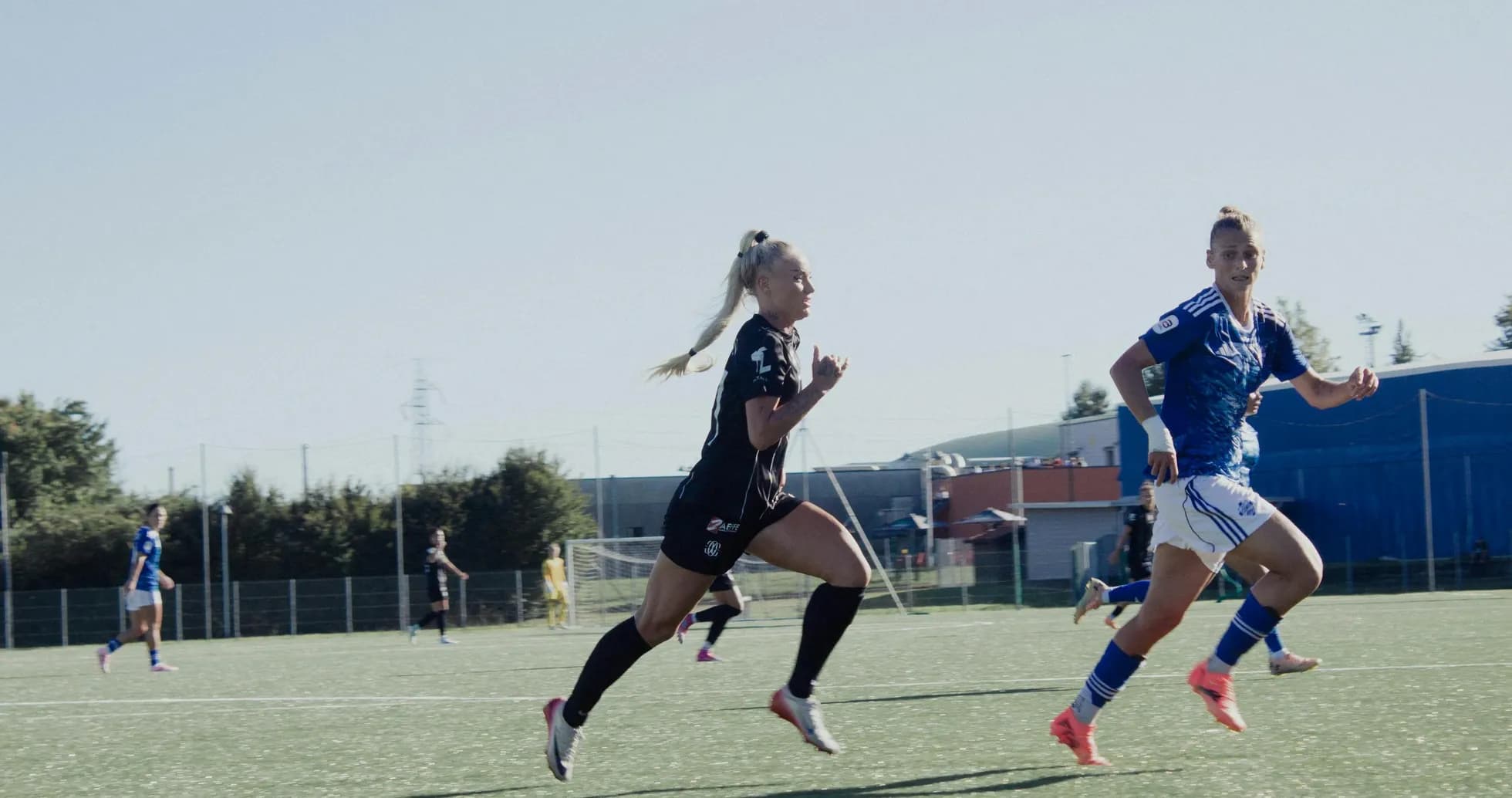 Jugadoras compitiendo en partido de fútbol