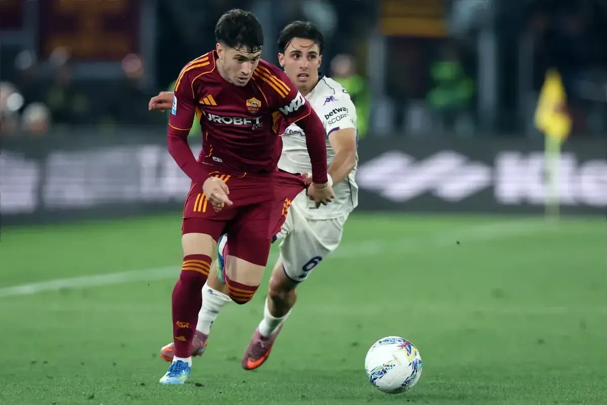 Jugador de Roma avanzando mientras es seguido por rival