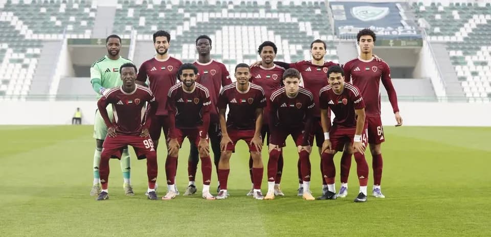 Equipo Al Wahda U23 posando en el estadio