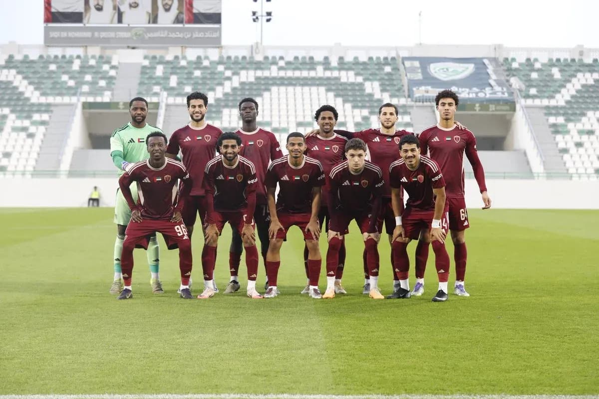 Equipo Al Wahda U23 posando en el estadio