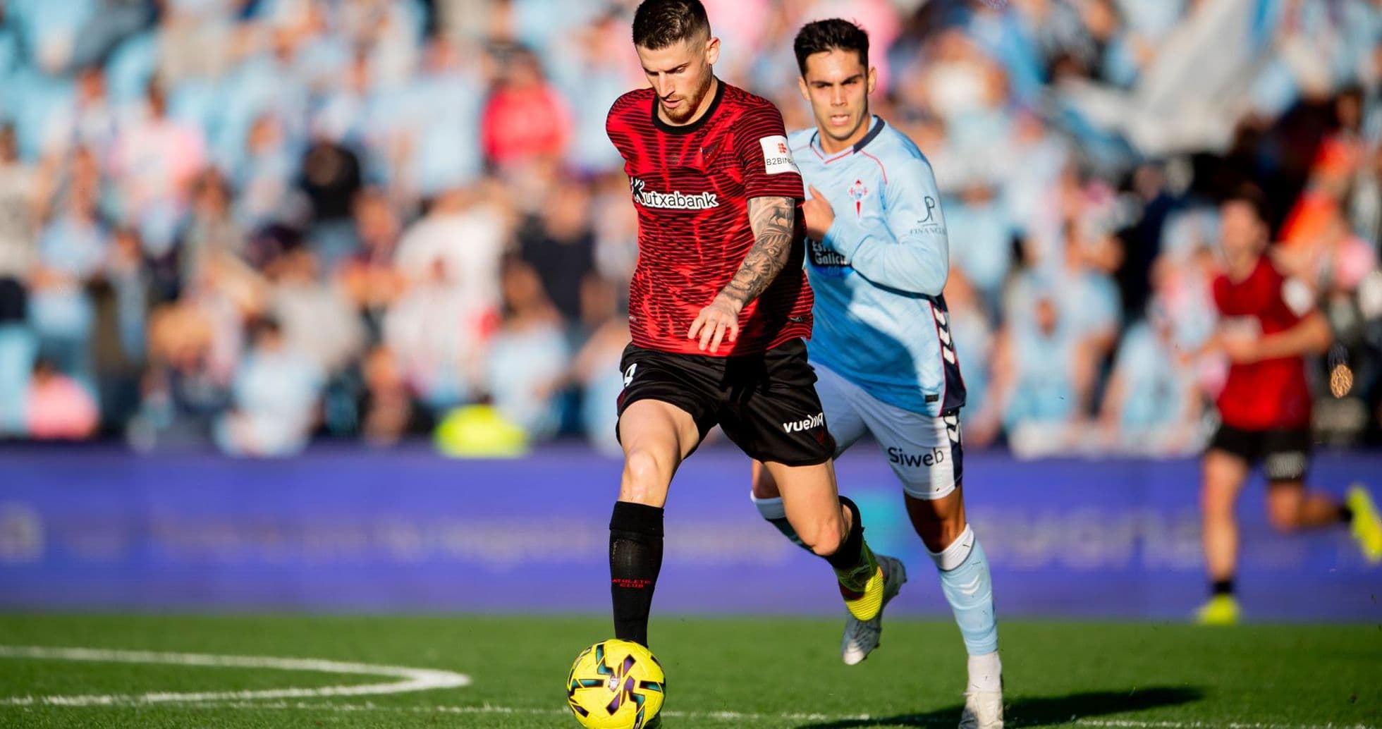 Jugador de Athletic Club driblando a rival de Celta Vigo