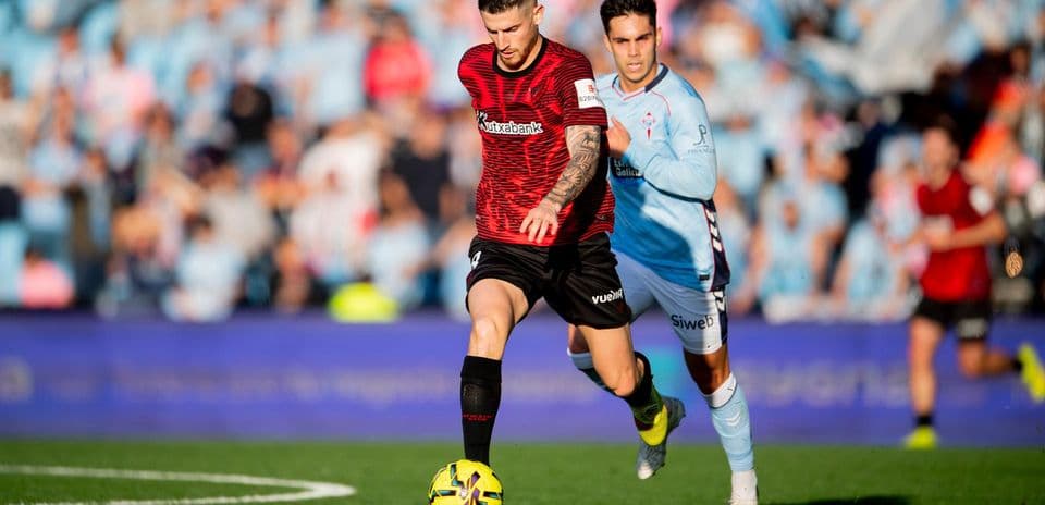 Jugador de Athletic Club driblando a rival de Celta Vigo