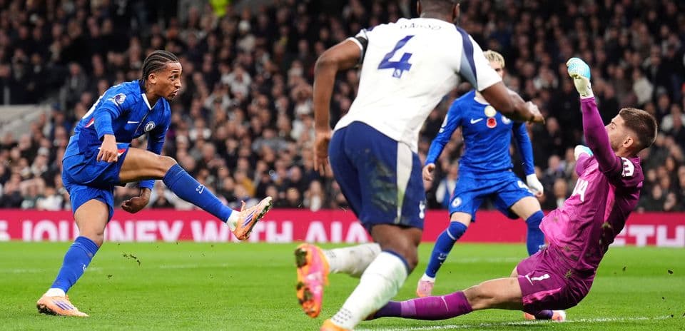 Jugador de Chelsea disparando a la portería