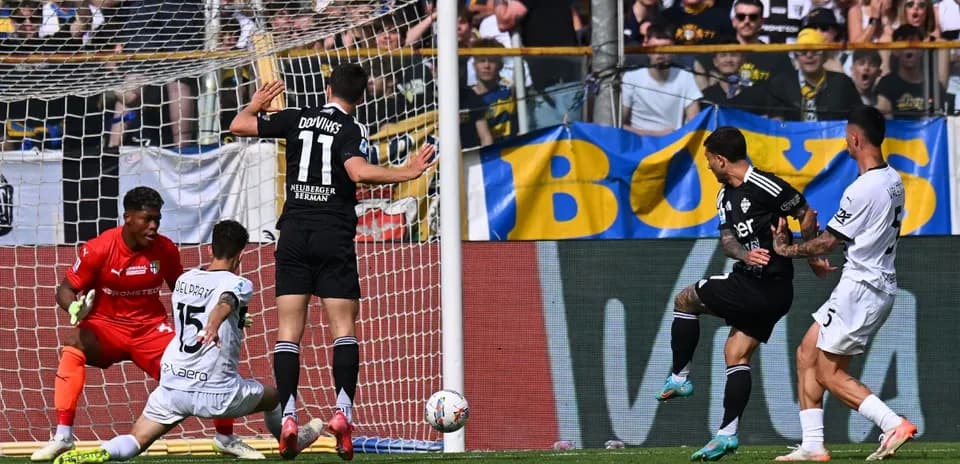 Acción de un gol en el partido Como vs Parma