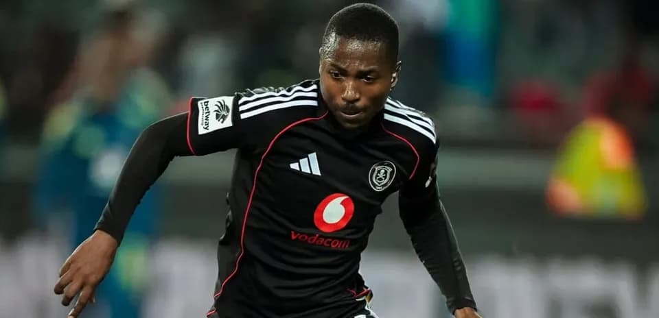 Jugador de Orlando Pirates corriendo con balón en campo