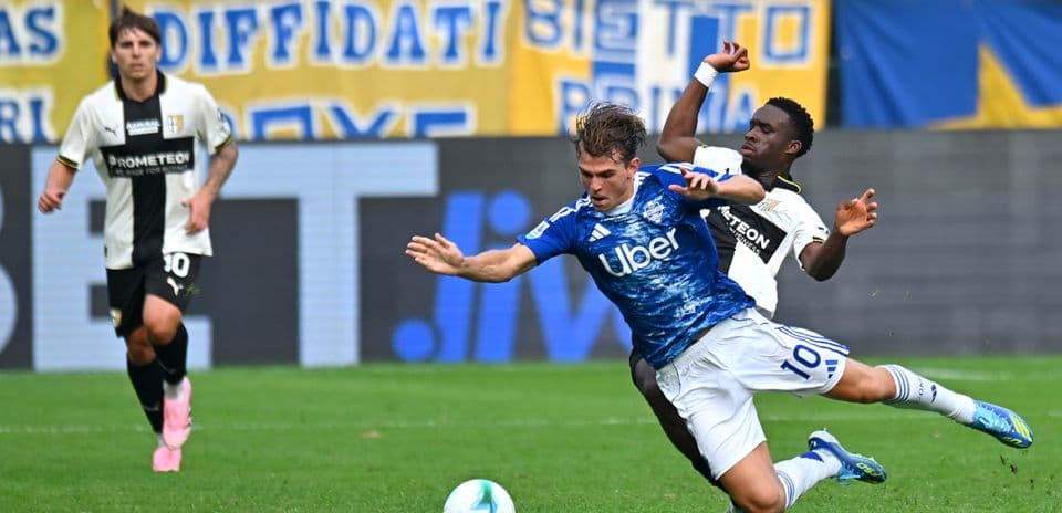 Jugador de Como cae ante defensa de Parma