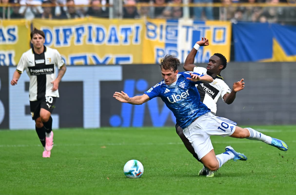 Jugador de Como cae ante defensa de Parma