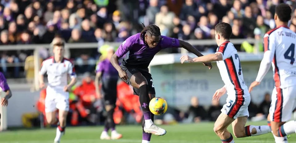 Jugador de Fiorentina controla el balón en el partido