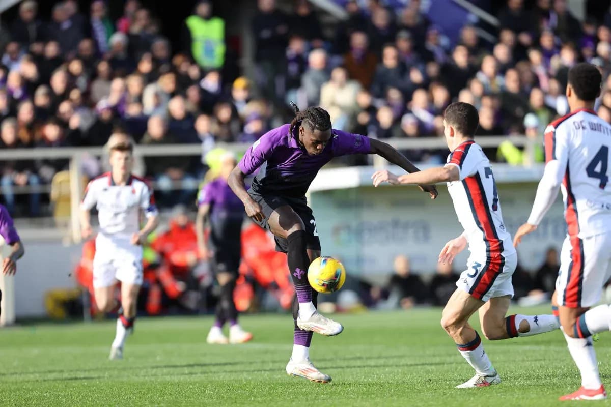 Jugador de Fiorentina controla el balón en el partido