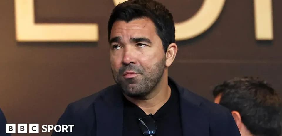 Hombre con chaqueta observando un evento deportivo