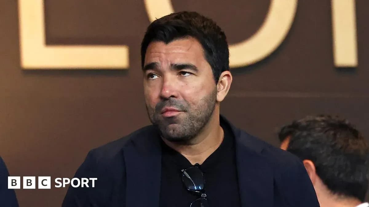 Hombre con chaqueta observando un evento deportivo