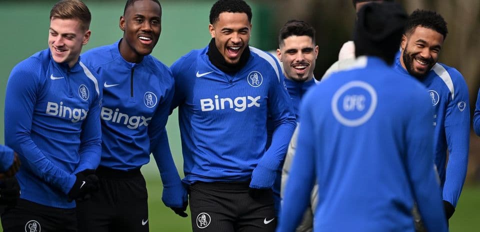 Jugadores de Chelsea FC riendo durante entrenamiento