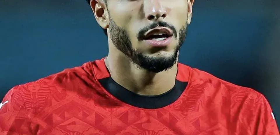 Jugador de Egipto con camiseta roja y número 22