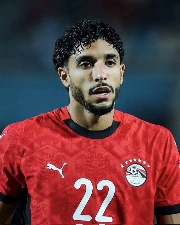Jugador de Egipto con camiseta roja y número 22