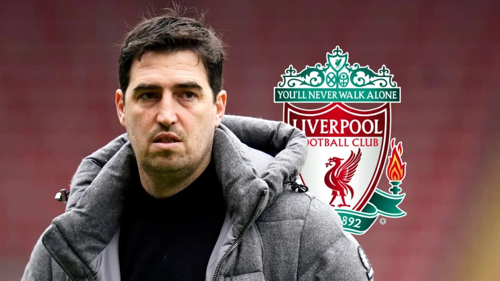 Entrenador de Liverpool frente al escudo del club