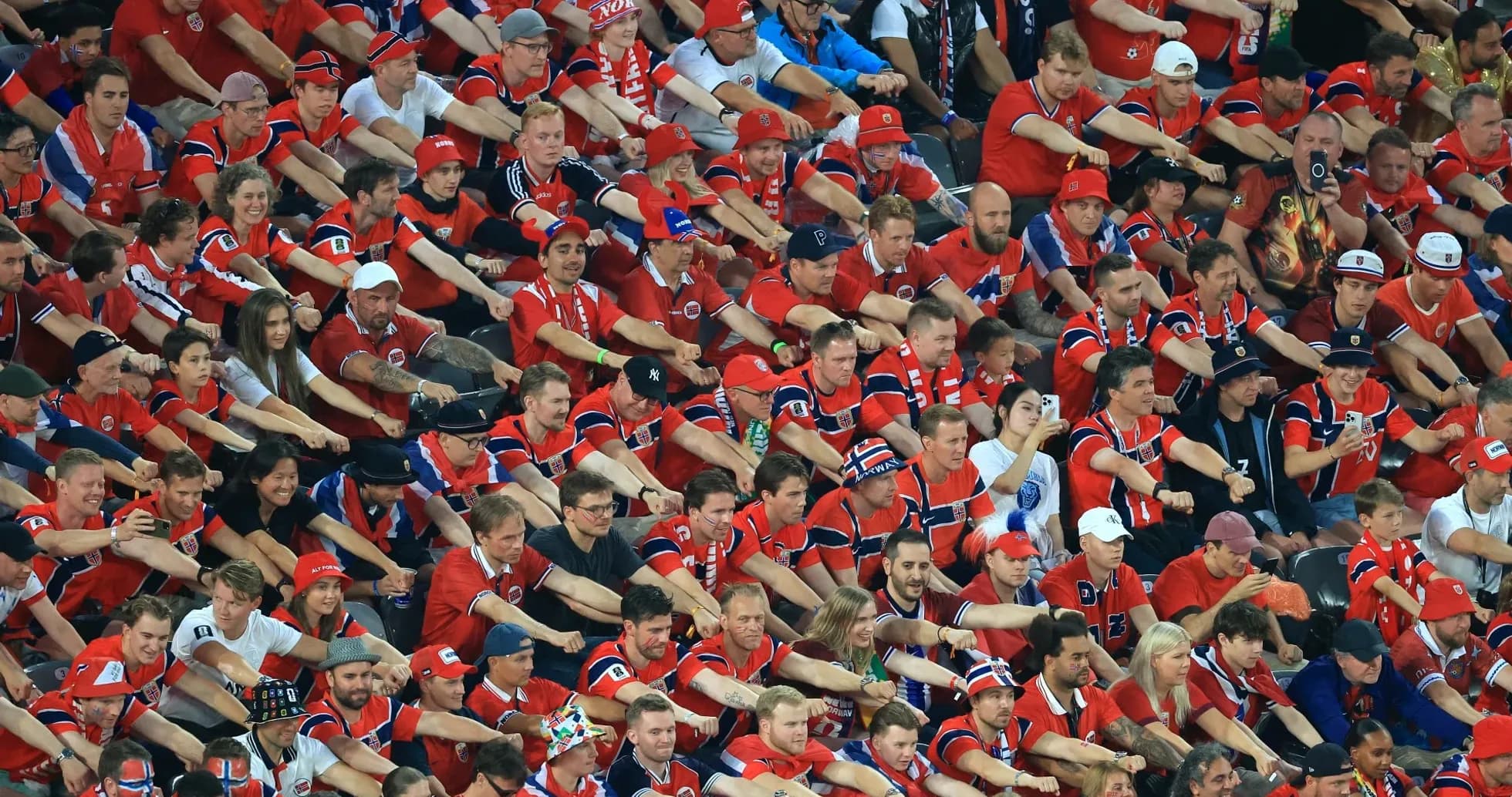 Aficionados animando en las gradas del estadio