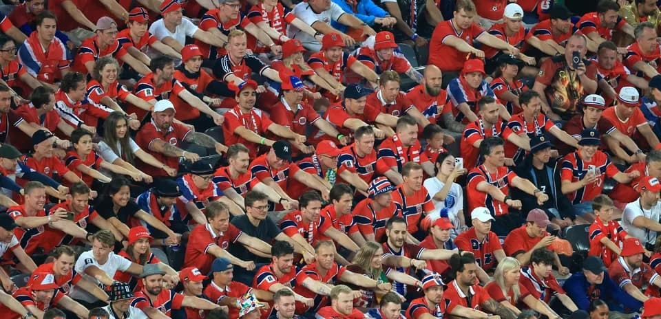 Aficionados animando en las gradas del estadio