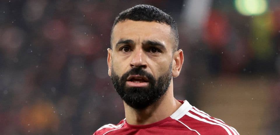 Jugador con camiseta roja mirando hacia la cámara