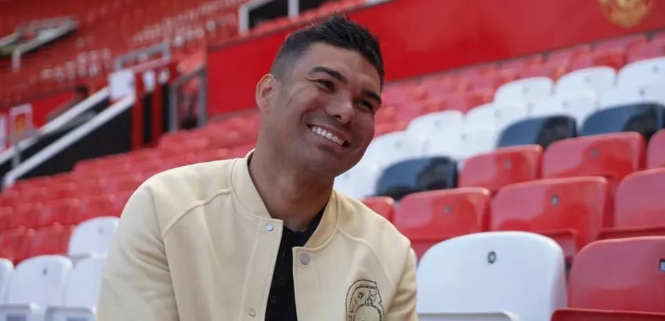 Jugador sentado en el estadio con asientos rojos y blancos