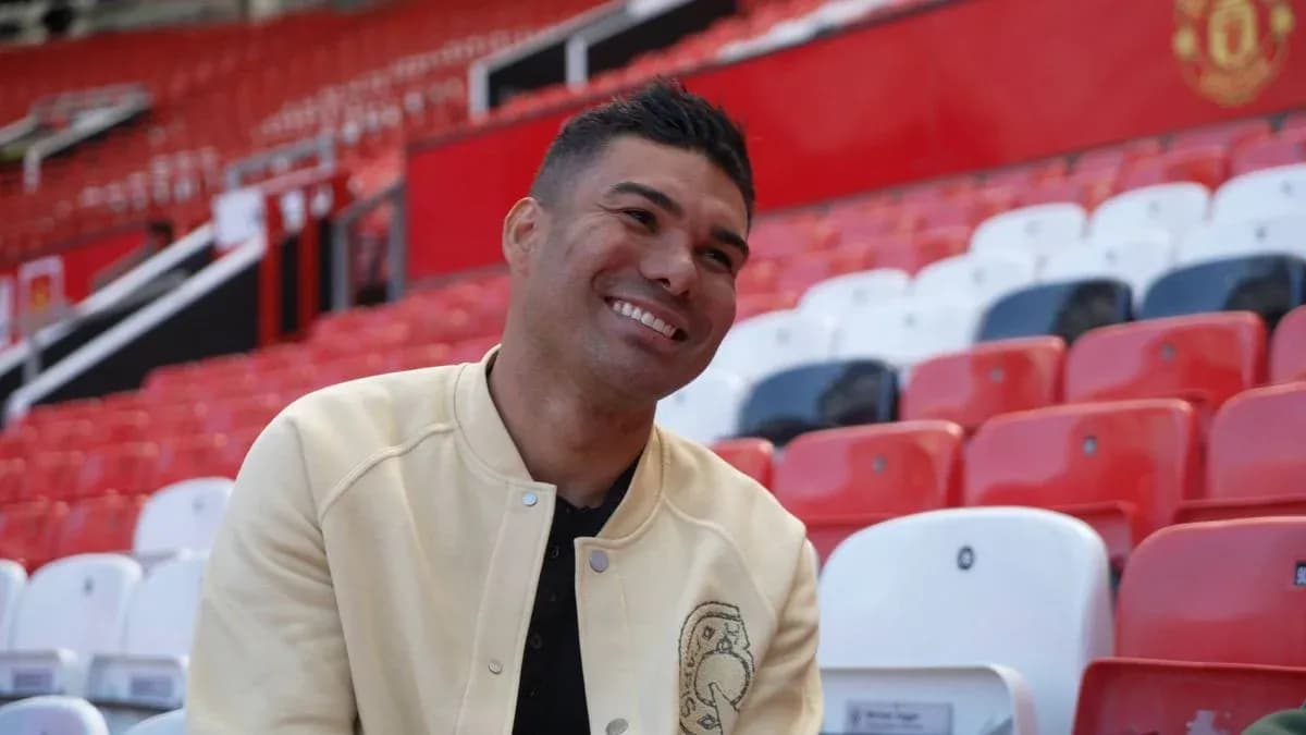 Jugador sentado en el estadio con asientos rojos y blancos