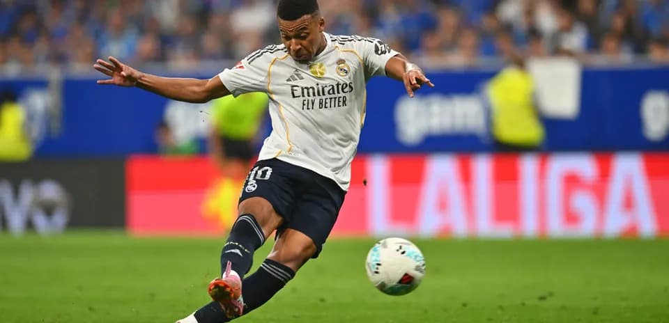 Jugador de Real Madrid disparando a portería