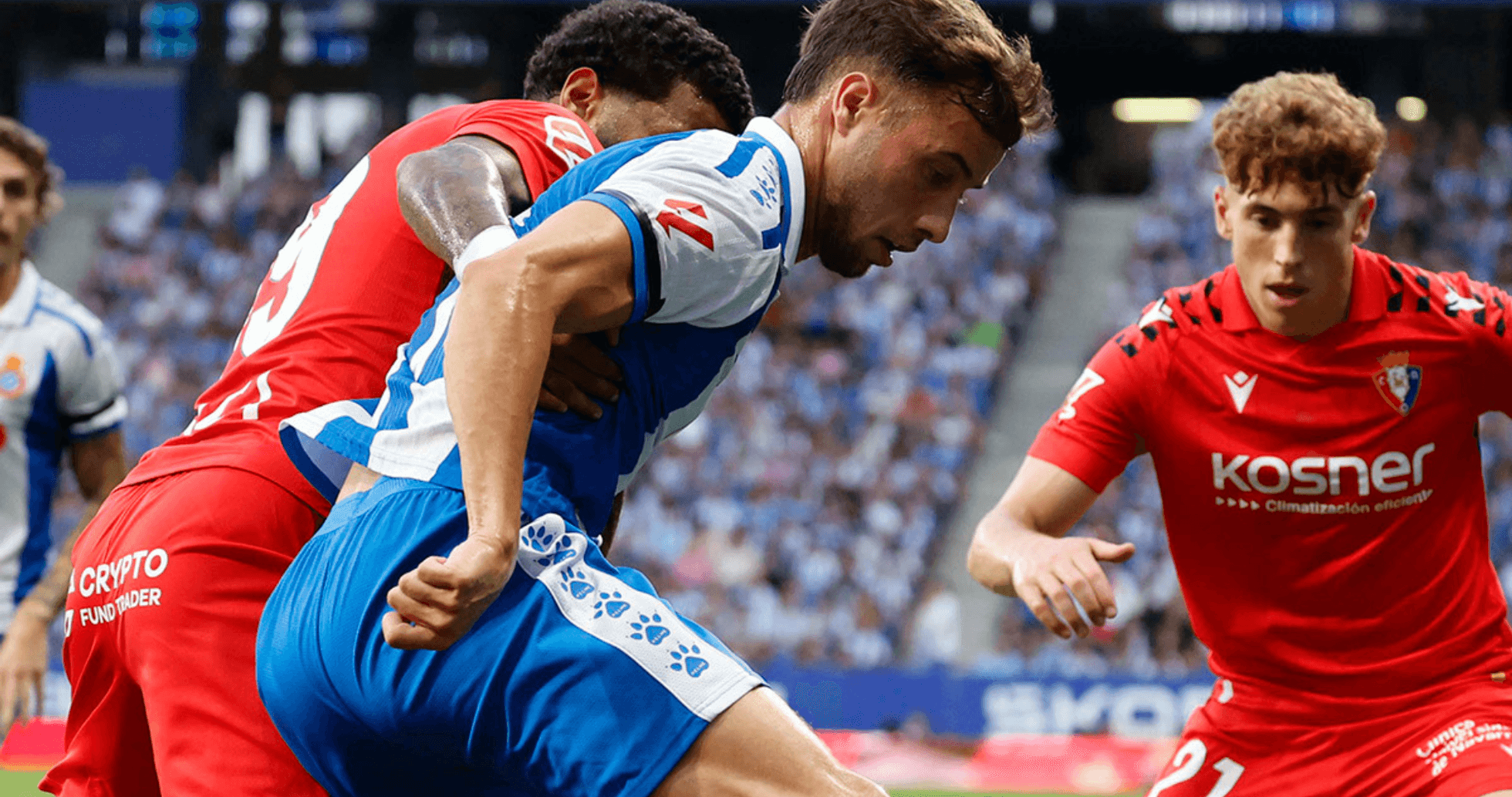 Jugadores de Osasuna y Espanyol en acción