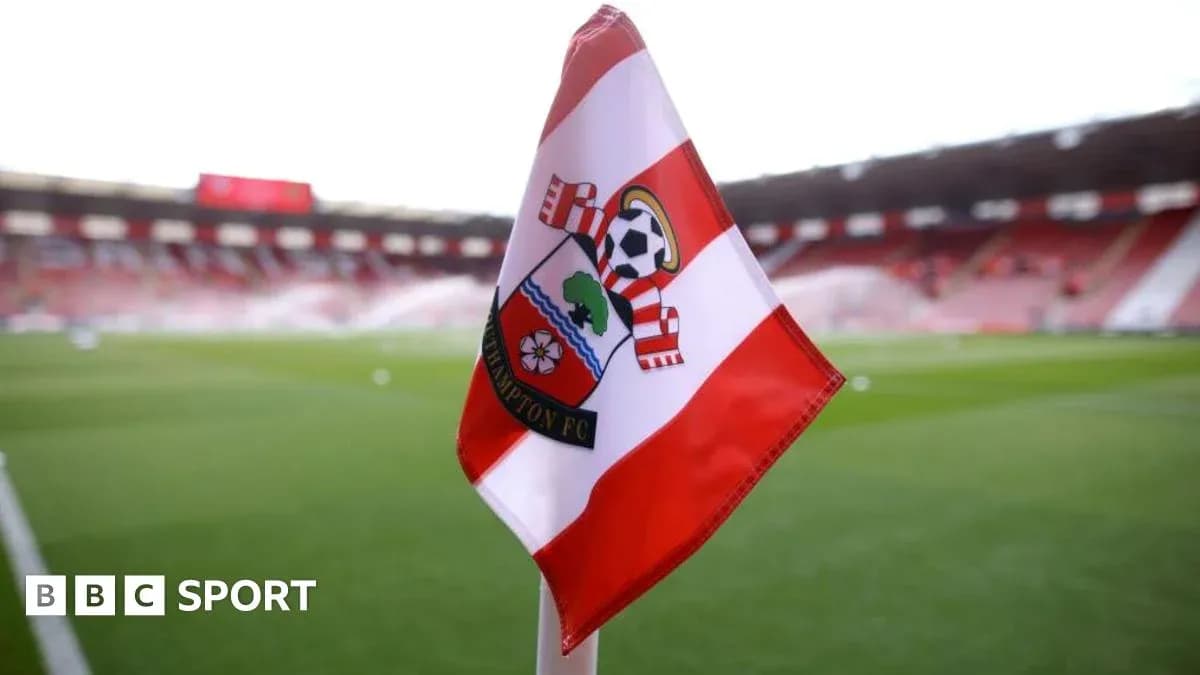 Esquina con bandera de Southampton FC en el estadio