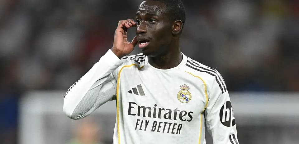 Jugador de Real Madrid señalando durante el partido