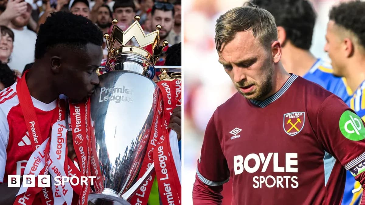 Jugador celebrando con trofeo Premier League y otro decepcionado