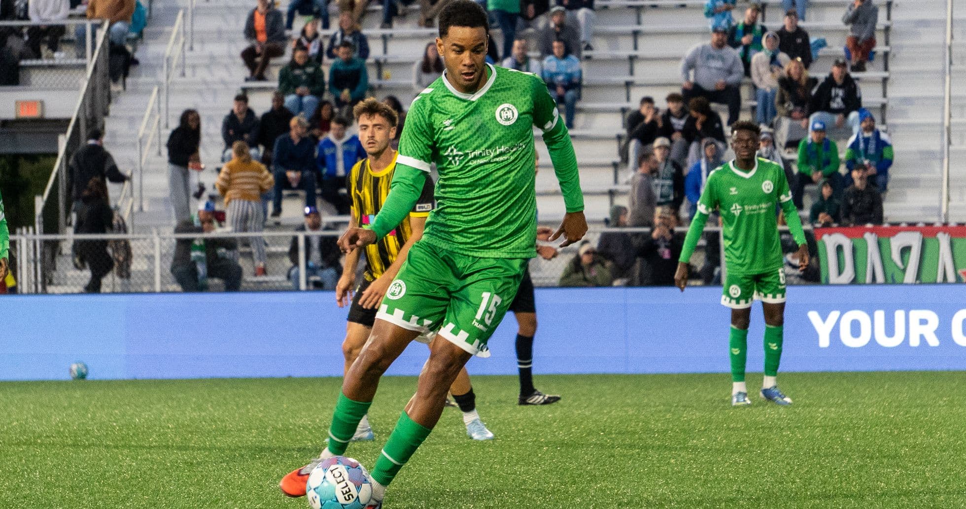 Jugador de Hartford Athletic controlando el balón