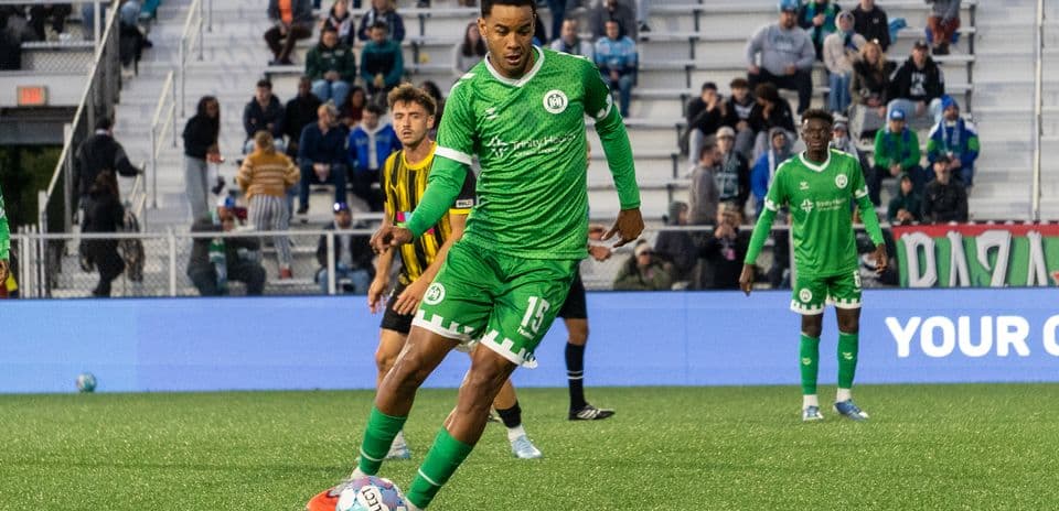 Jugador de Hartford Athletic controlando el balón