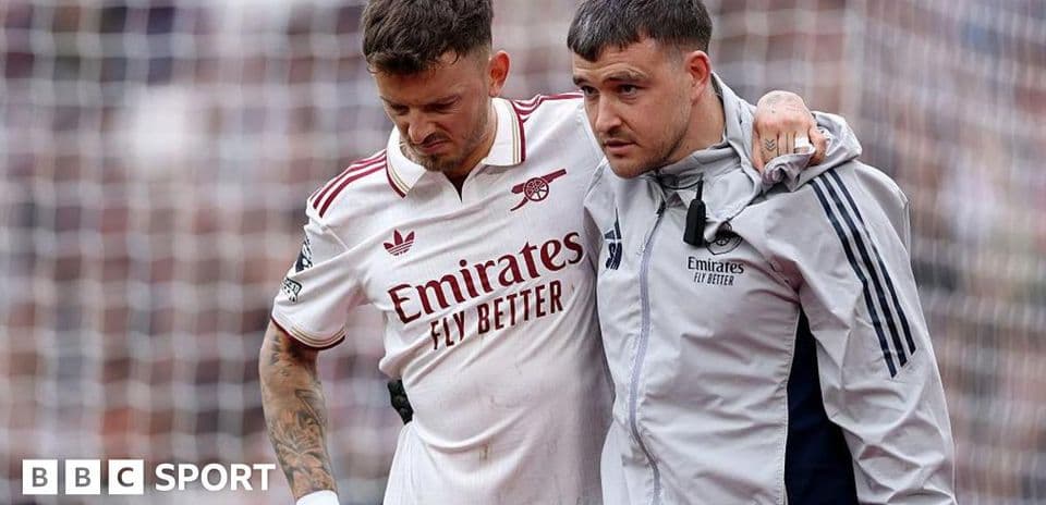 Jugador de Arsenal siendo ayudado por personal médico