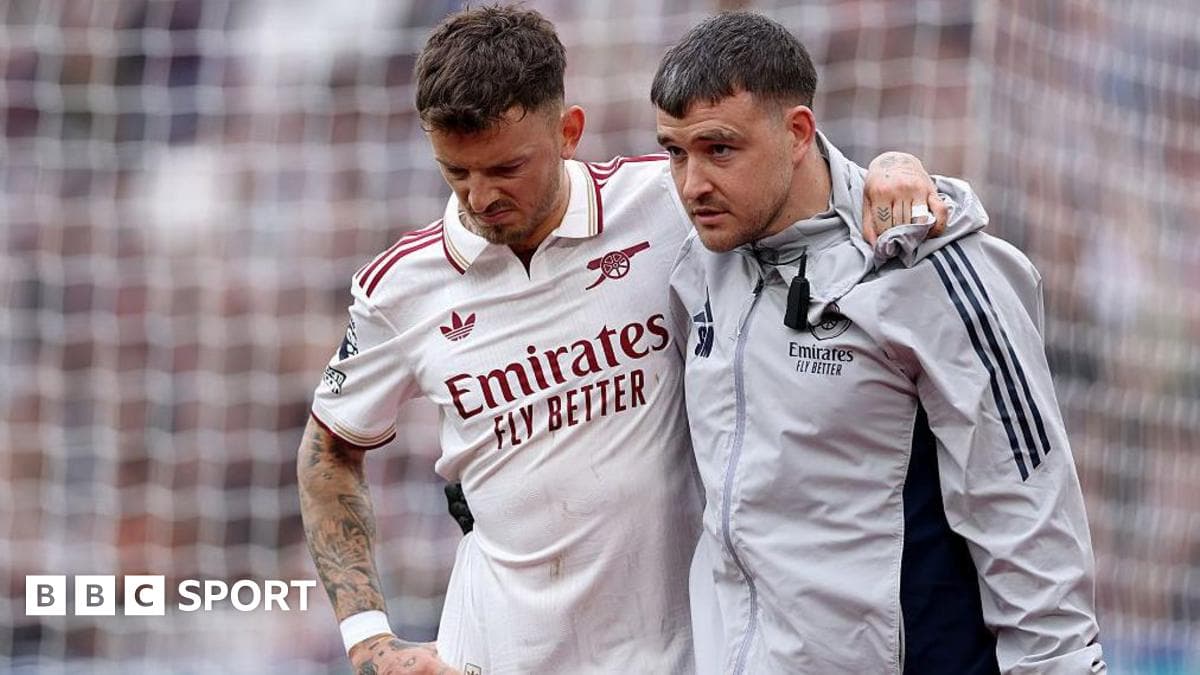 Jugador de Arsenal siendo ayudado por personal médico