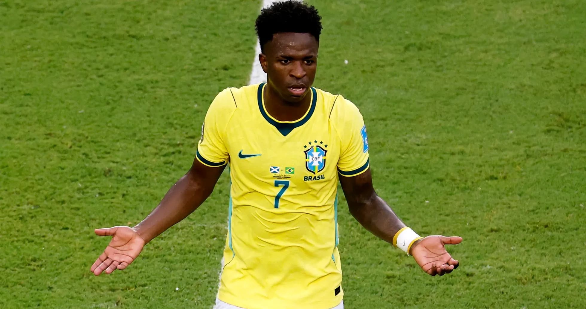 Jugador de Brasil en uniforme amarillo durante el partido