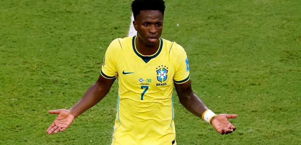 Jugador de Brasil en uniforme amarillo durante el partido