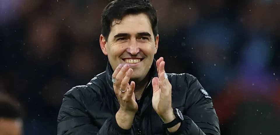Entrenador aplaudiendo durante el partido