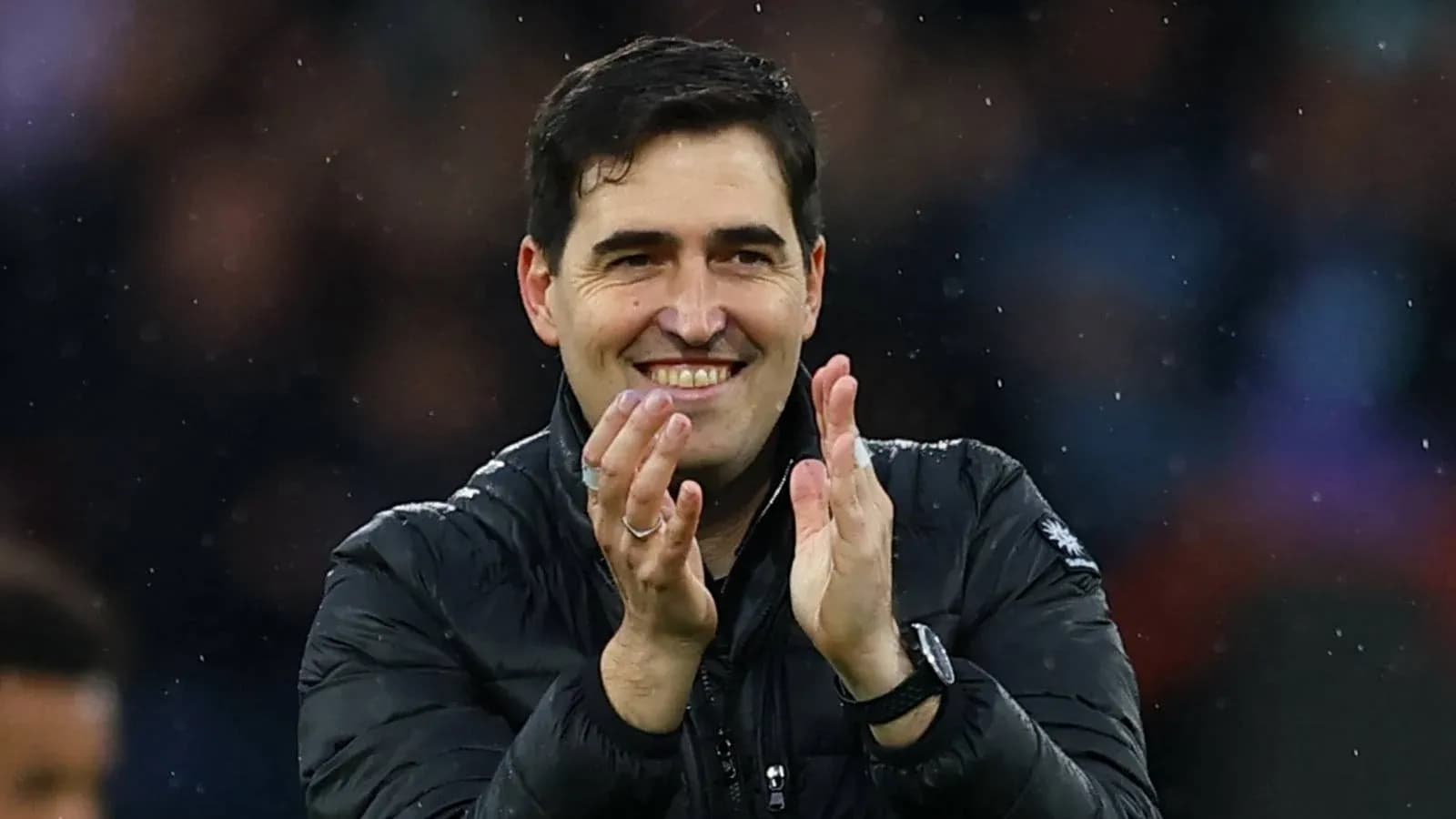 Entrenador aplaudiendo durante el partido