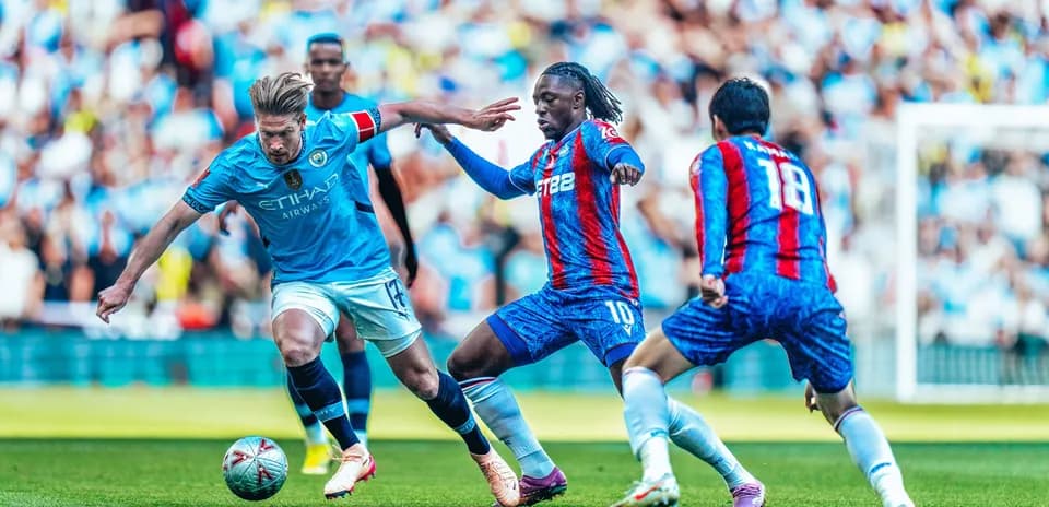 Jugadores de Manchester City y Crystal Palace en acción
