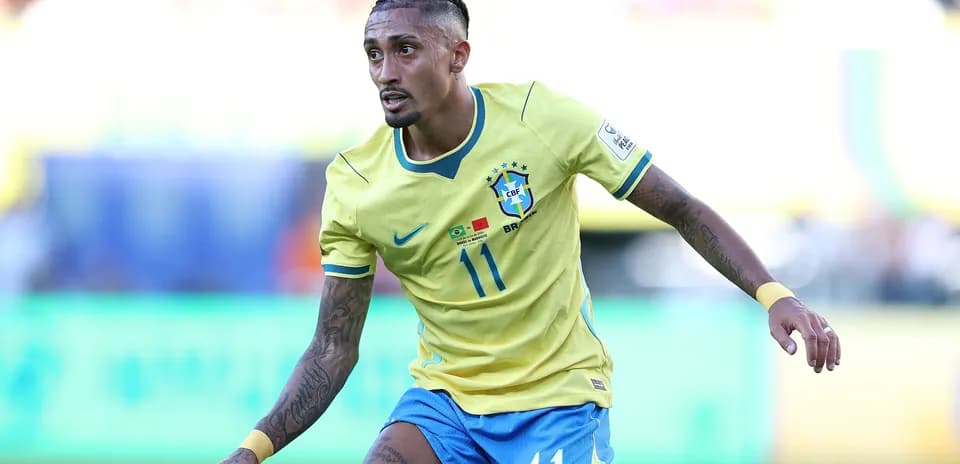 Jugador de Brasil corriendo durante el partido