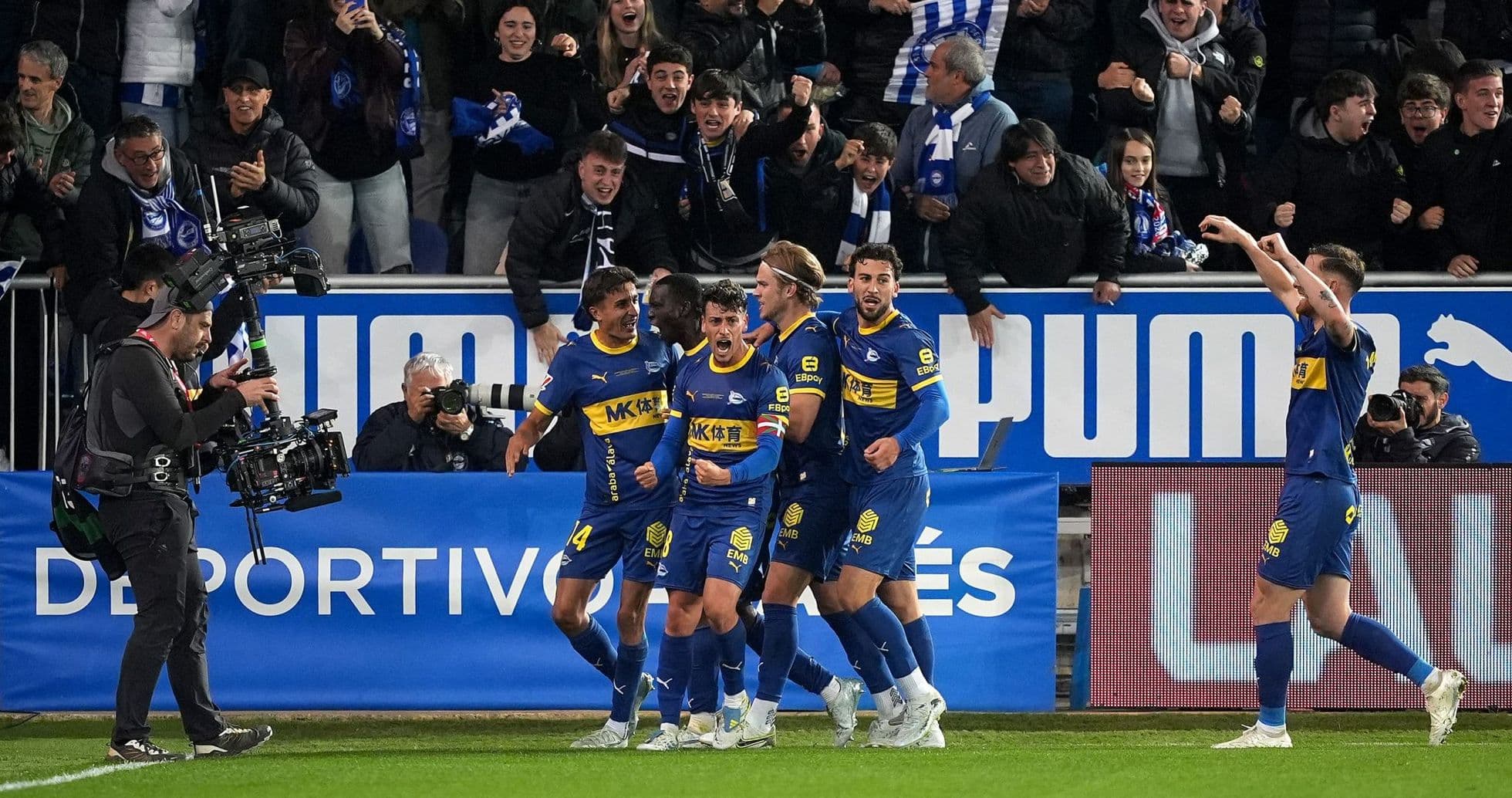 Jugadores del Alavés celebrando un gol
