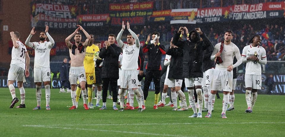Jugadores del AC Milan celebrando con la afición