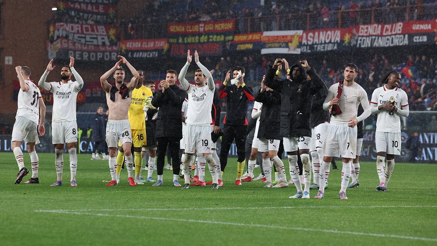 Jugadores del AC Milan celebrando con la afición