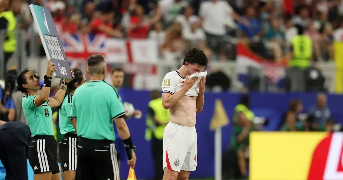 Jugador de Inglaterra limpiándose la cara en el campo